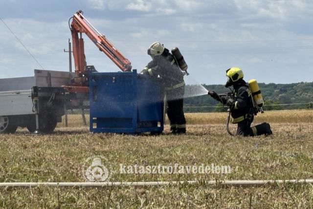 Vesz�lyes anyagot tartalmaz� hord�t �rtalmatlan�tottak a zalaegerszegi t�zolt�k 