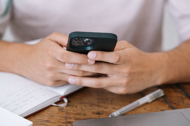 �vakodjon ezekt�l az SMS-ekt�l: ismert szolg�ltat�k telefonsz�maival pr�b�lkoznak a csal�k