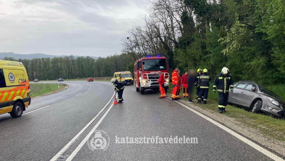 rokba hajtott egy aut a 76-os fton