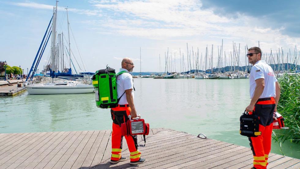 Fejest ugrott a sek�ly Balatonba, ment�helikoptert h�vtak a strandol� f�rfihez
