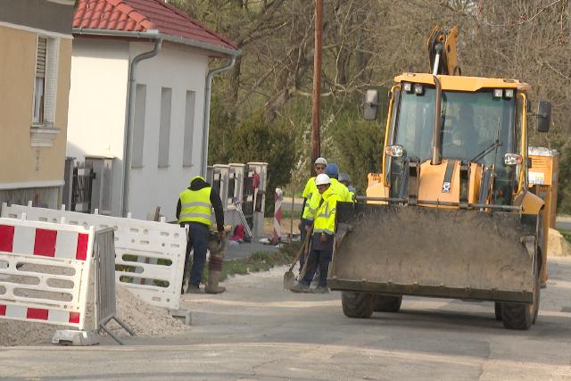 Fel�j�tj�k a csapad�kcsatorn�t a Szil�gyi Erzs�bet utc�ban 