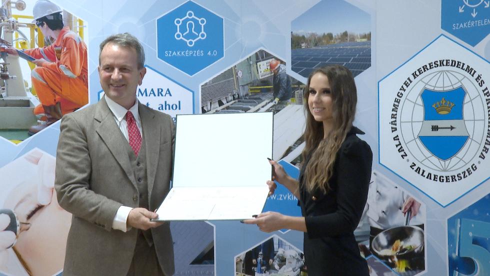 Mestereket s versenyzket kszntttek
