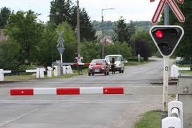 Biciklijével törte le a vasúti átjáró csapórúdját Biciklijével törte le a vasúti átjáró csapórúdját