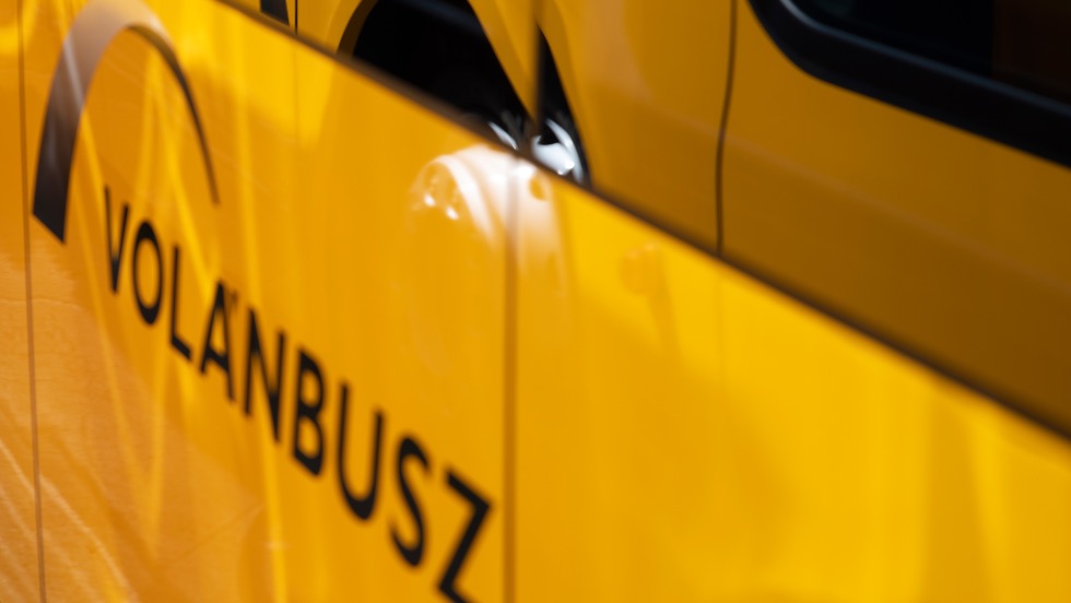 Kinyílt a busz ajtaja, kiesett egy iskolás lány a járműből Kinyílt a busz ajtaja, kiesett egy iskolás lány a járműből