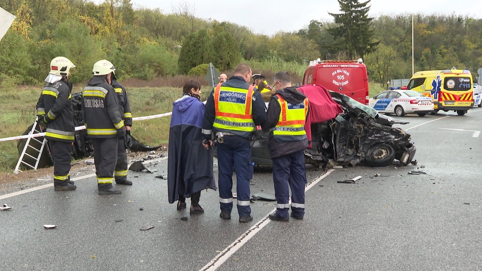Tragédia a 76-os főúton: hárman vesztették életüket a balesetben Tragédia a 76-os főúton: hárman vesztették életüket a balesetben
