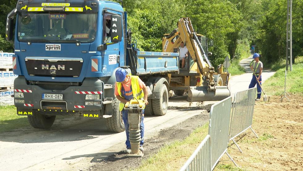 Elkezdték a munkát a Domb utcában Elkezdték a munkát a Domb utcában