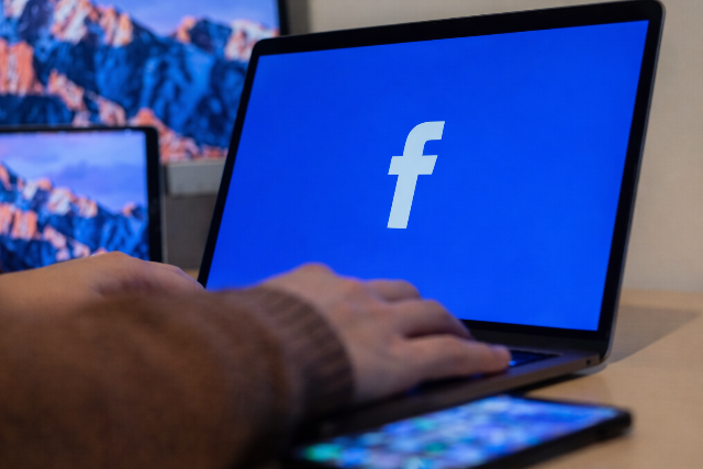 M�r f�lmilli� magyart korl�tozhatott a Facebook