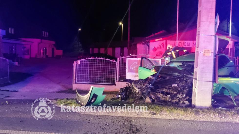 Villanyoszlopnak hajtott egy aut Gyenesdison 