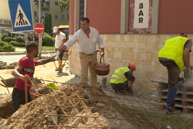 Vízzel segítette a Zalaegerszegen dolgozó munkásokat Vigh László Vízzel segítette a Zalaegerszegen dolgozó munkásokat Vigh László