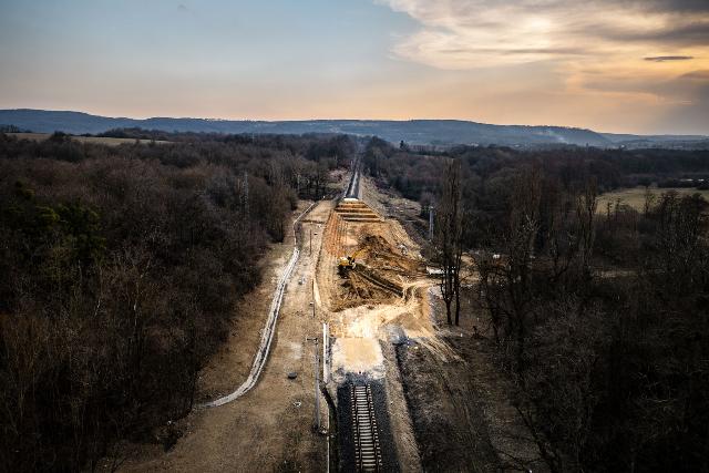 A p�lyafel�j�t�s t�bb egyszer� s�ncser�n�l az Ajka-Veszpr�m szakaszon