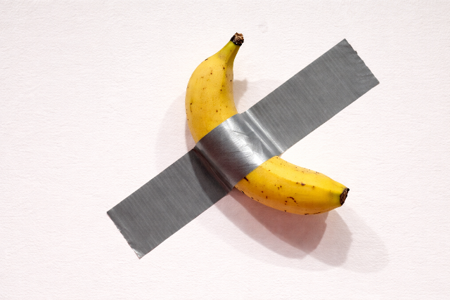 Megette a 40 milli�t �r� falra ragasztott ban�nt egy di�k, mert meg�hezett: Pontosan tudta, mit tesz