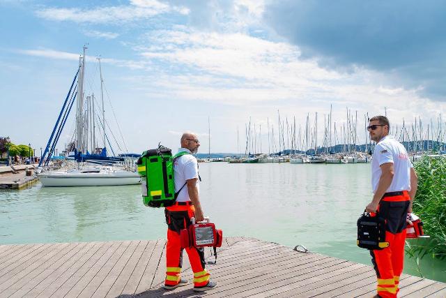 Fejest ugrott a sek�ly Balatonba, ment�helikoptert h�vtak a strandol� f�rfihez