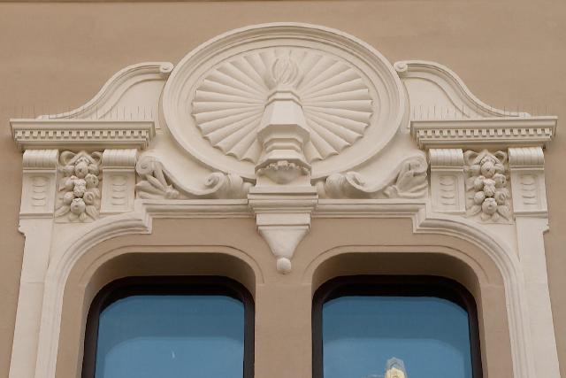 P�ly�zatot hirdet az �nkorm�nyzat �p�letfel�j�t�sra �s d�szkivil�g�t�sra