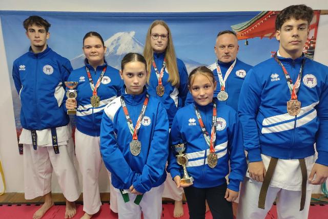 �rmekkel t�rtek haza a zalaegerszegi karat�k�k Olaszorsz�gb�l