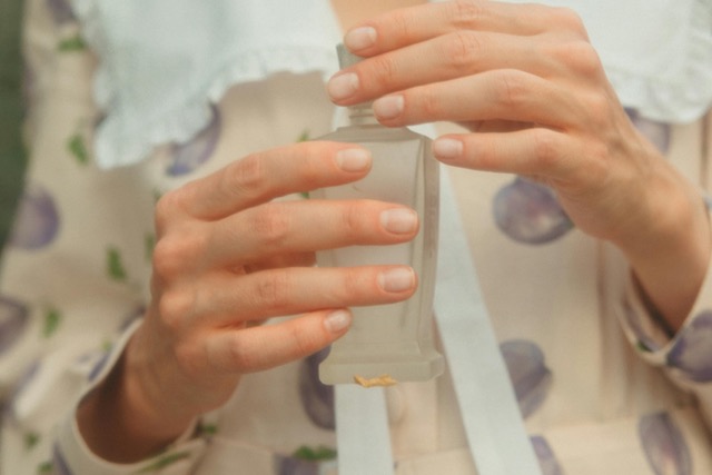 Márkásnak látszó parfümöket próbált eladni a zalaegerszegi Dísz téren az alkalmi árus Márkásnak látszó parfümöket próbált eladni a zalaegerszegi Dísz téren az alkalmi árus