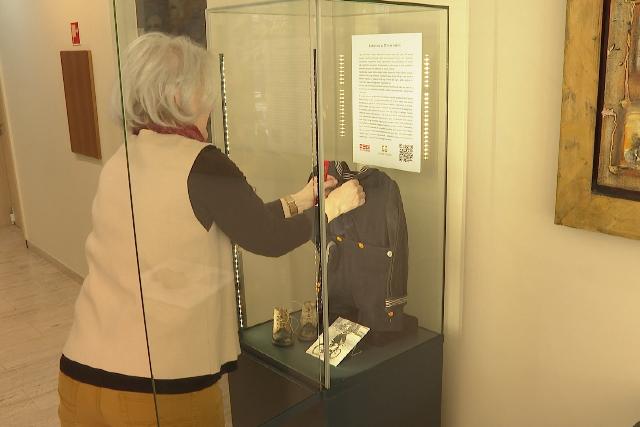 Vitrinki�ll�t�s – Harmincas �vekb�l sz�rmaz� matr�zruha �rkezett a v�rosh�z�ra 