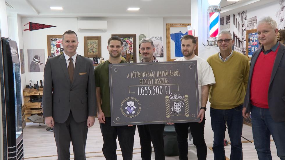 Csaknem 1,7 millió forinttal támogatja az egyik helyi fodrászat a Koraszülöttmentő és Gyermekintenzív Alapítványt Csaknem 1,7 millió forinttal támogatja az egyik helyi fodrászat a Koraszülöttmentő és Gyermekintenzív Alapítványt