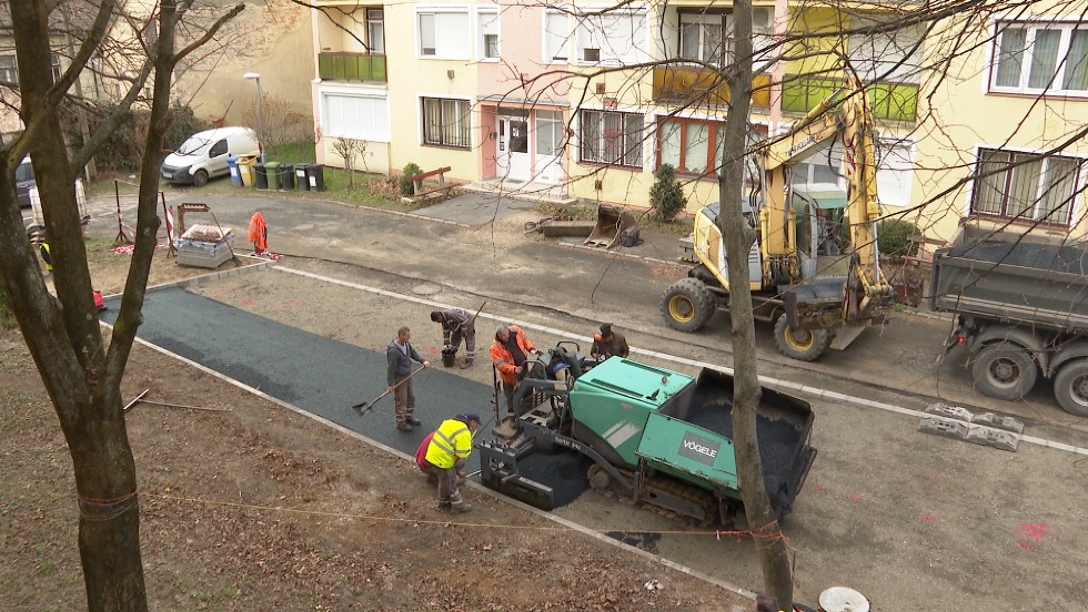 Felújítják a Petőfi köz parkolóit Felújítják a Petőfi köz parkolóit