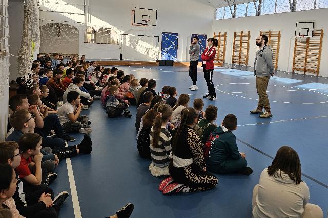 T�bb mint 250 di�kkal ismertett�k meg a cs�rg�labd�t a Magyar Parasport Napj�hoz kapcsol�dva