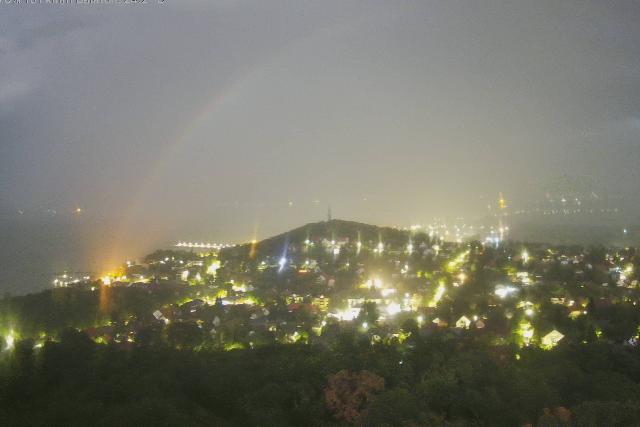 K�l�nleges holdsziv�rv�nyt rajzolt a Balaton f�l� a telihold