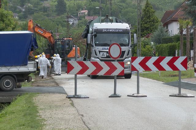 Azbeszt – Megt�rt�nt a mentes�t�s a Domb utc�ban