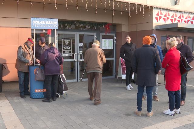 A piacon gy�jt�tte a t�mogat�i al��r�sokat a Fidesz-KDNP