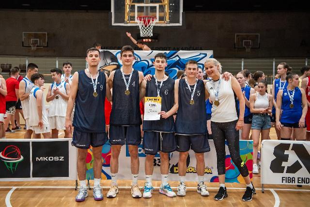 Megvdte B33 dikolimpiai cmt a Klcsey gimnzium kosrlabdacsapata 