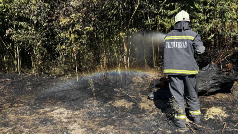 Purhabos flakonok durranásai miatt terjedt tovább a tűz Gyűrűsön Purhabos flakonok durranásai miatt terjedt tovább a tűz Gyűrűsön