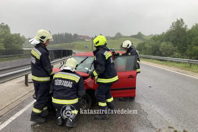Szalagkorlátnak hajtott egy autó a 76-os főúton, Zalaegerszegnél Szalagkorlátnak hajtott egy autó a 76-os főúton, Zalaegerszegnél