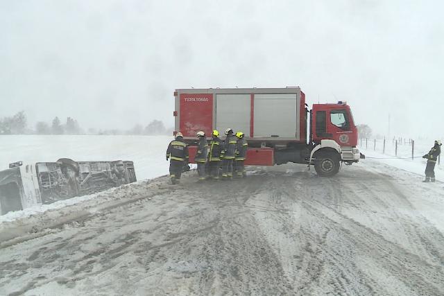 �rokba borult buszok, kamionok �s aut�k – sok a baleset a h� miatt