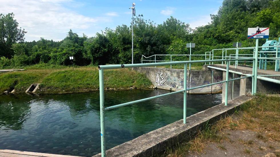 Tiltott helyre indult strandolni – elektromos kerekesszékével a Hévízi-kifolyóba borult Tiltott helyre indult strandolni – elektromos kerekesszékével a Hévízi-kifolyóba borult