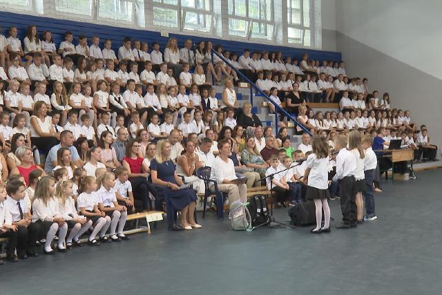 Becsengettek! Elkezd�d�tt az �j tan�v az oktat�si int�zm�nyekben