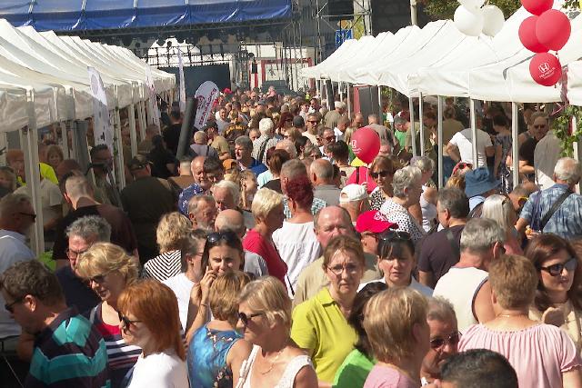 Zsúfolásig megtelt a Kazinczy tér főzőcsapatokkal Zsúfolásig megtelt a Kazinczy tér főzőcsapatokkal