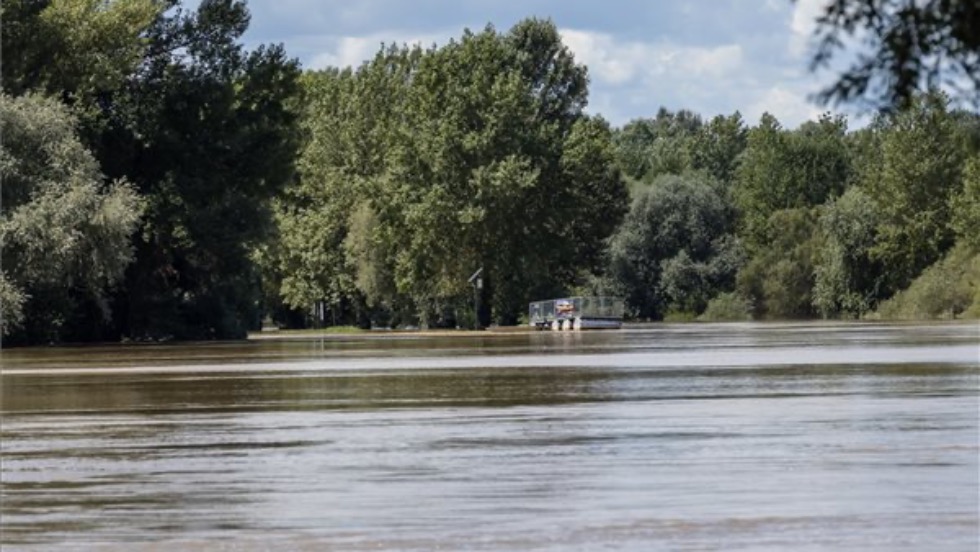 A gátakat megerősítve várják a Dráva tetőzését Drávaszabolcs térségében A gátakat megerősítve várják a Dráva tetőzését Drávaszabolcs térségében