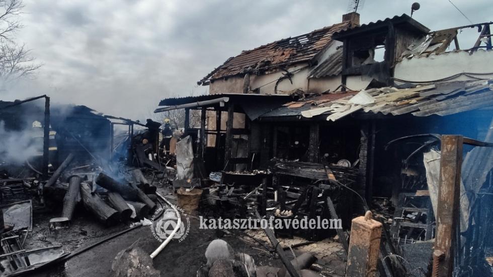 Lakóházak és melléképületek égtek Felsőpáhokon Lakóházak és melléképületek égtek Felsőpáhokon