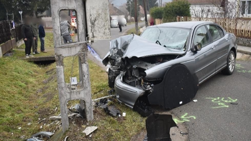 Ittasan, jogsi nélkül vezetett – betonoszlopnak hajtott Alsónemesapátiban Ittasan, jogsi nélkül vezetett – betonoszlopnak hajtott Alsónemesapátiban