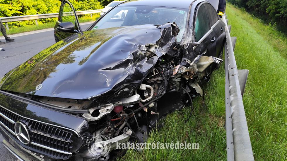 Karambol a 74-esen Zalaegerszegnél – Kamion és személyautó ütközött Karambol a 74-esen Zalaegerszegnél – Kamion és személyautó ütközött