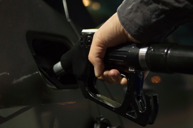 Jön az újabb üzemanyagár-csökkenés – január elsejétől viszont drágulás következik