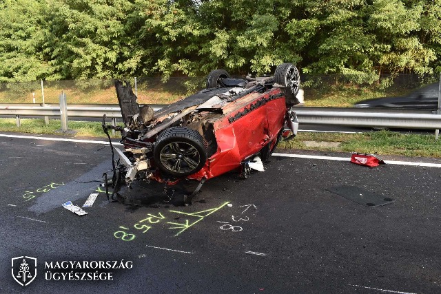 Ittas sofr „hagyta el” a gpkocsi motorjt az autplyn