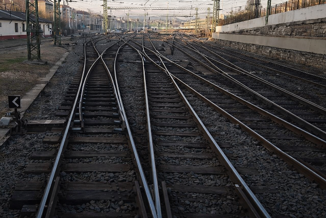 Lez�rt�k a D�li p�lyaudvart, t�bb dun�nt�li vonat m�s v�g�llom�sra megy