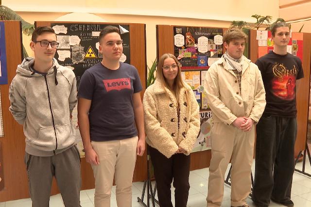 Megnyitott�k a F�ld napja �s a fenntarthat�s�gi t�mah�t alkalm�b�l a rajz- �s plak�tki�ll�t�st