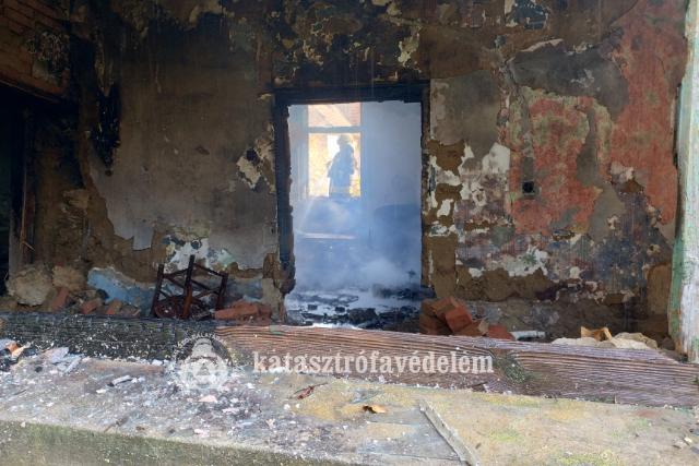 Lakatlan épületben keletkezett tűz Pacsán Lakatlan épületben keletkezett tűz Pacsán