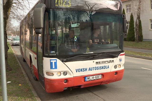 A kormny finanszrozza a busz- s teherautsofrk kpzst