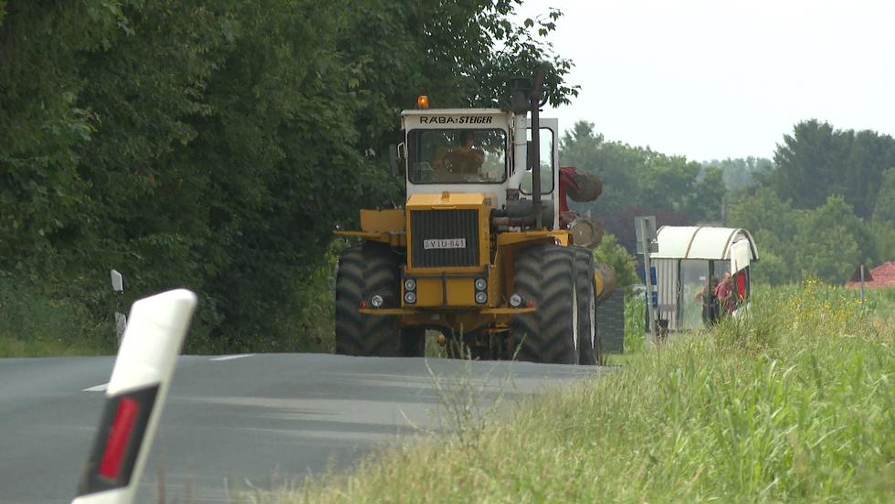 Mezőgazdasági munkagépek az utakon – óvatosságra intenek Mezőgazdasági munkagépek az utakon – óvatosságra intenek