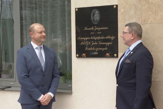 Felavatt�k Kossuth Zsuzsanna eml�kt�bl�j�t 