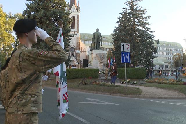 Nemzeti gy�sznap: az aradi v�rtan�k el�tt tisztelegtek Zalaegerszegen