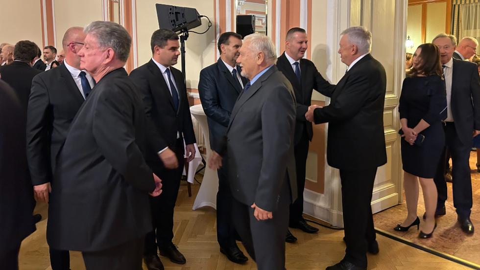 Több százan koccintottak az új évre a polgármester fogadásán Több százan koccintottak az új évre a polgármester fogadásán