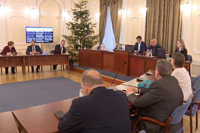 Kzmeghallgats a dszteremben