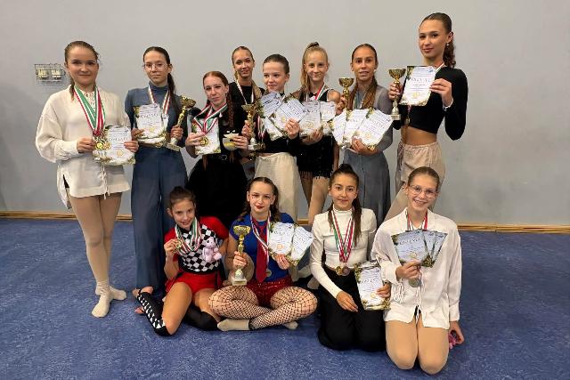 Tizenh�rom �remmel kezdte az �szi versenyszezont a Press Dance