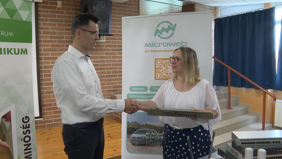 Informatikai eszközöket adományoztak – több mint félmilliós támogatás a zalaegerszegi technikumnak Informatikai eszközöket adományoztak – több mint félmilliós támogatás a zalaegerszegi technikumnak